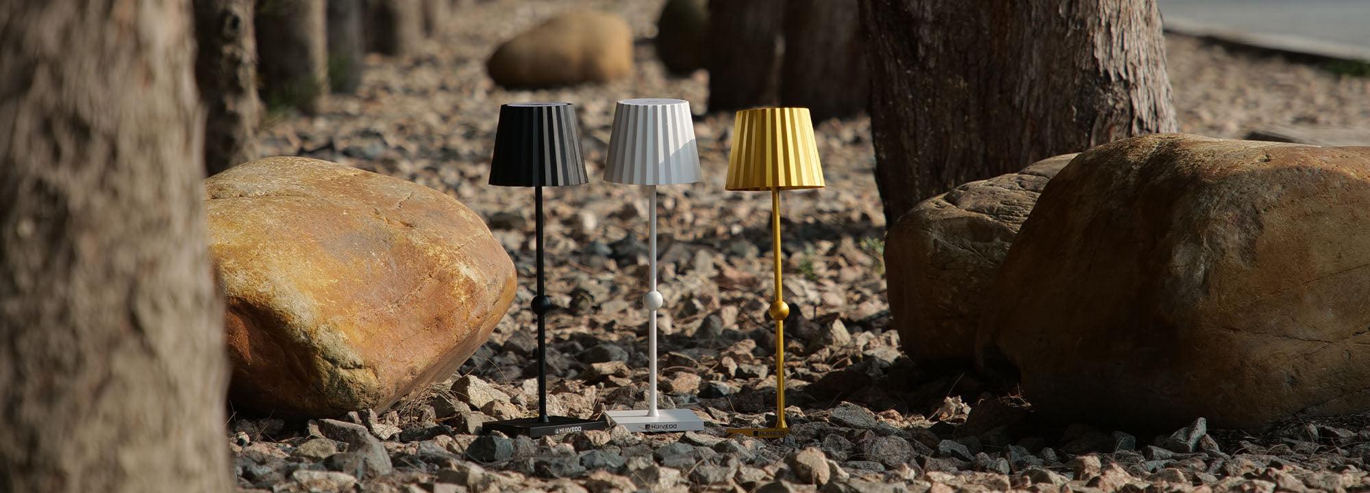 Huiveoo Cordless Table Lamp in garden