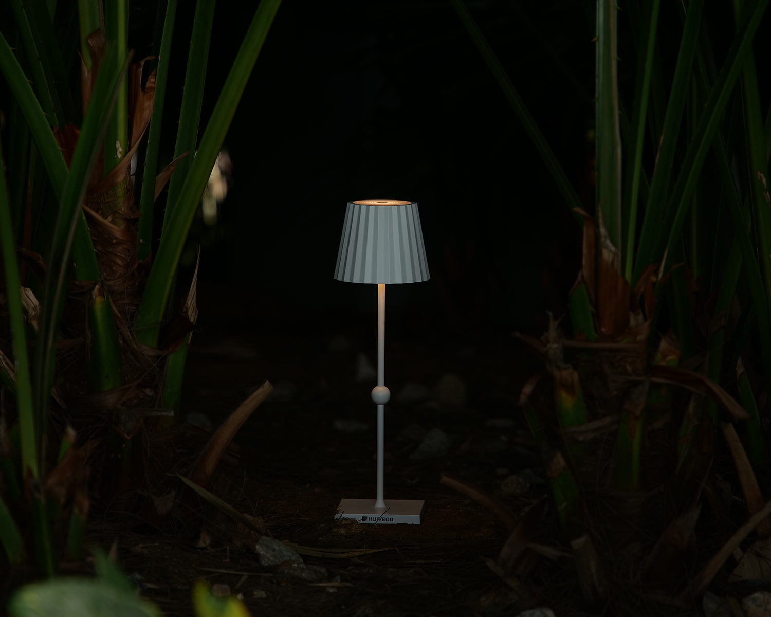 Huiveoo cordless desk lamp in forest